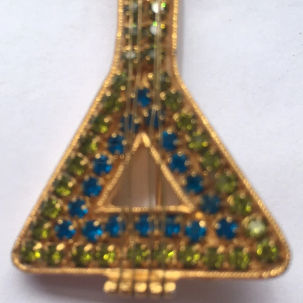 🔴Balalaika, Stringed Musical Instrument Brooch/Pin Gold Tone